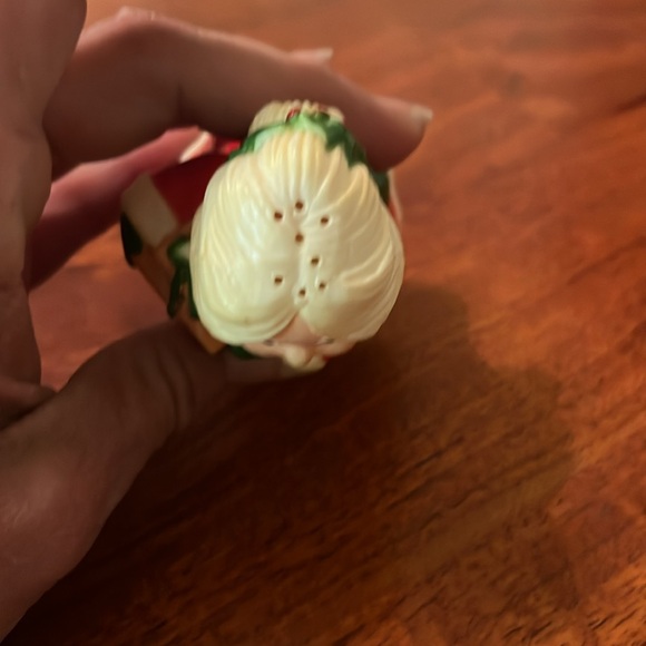 Vintage Hallmark Cards Inc Santa & Mrs. Claus Plastic Salt and Pepper Shakers - Picture 5 of 12